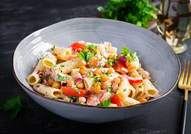 Csicseriborsós csirkés tésztasaláta