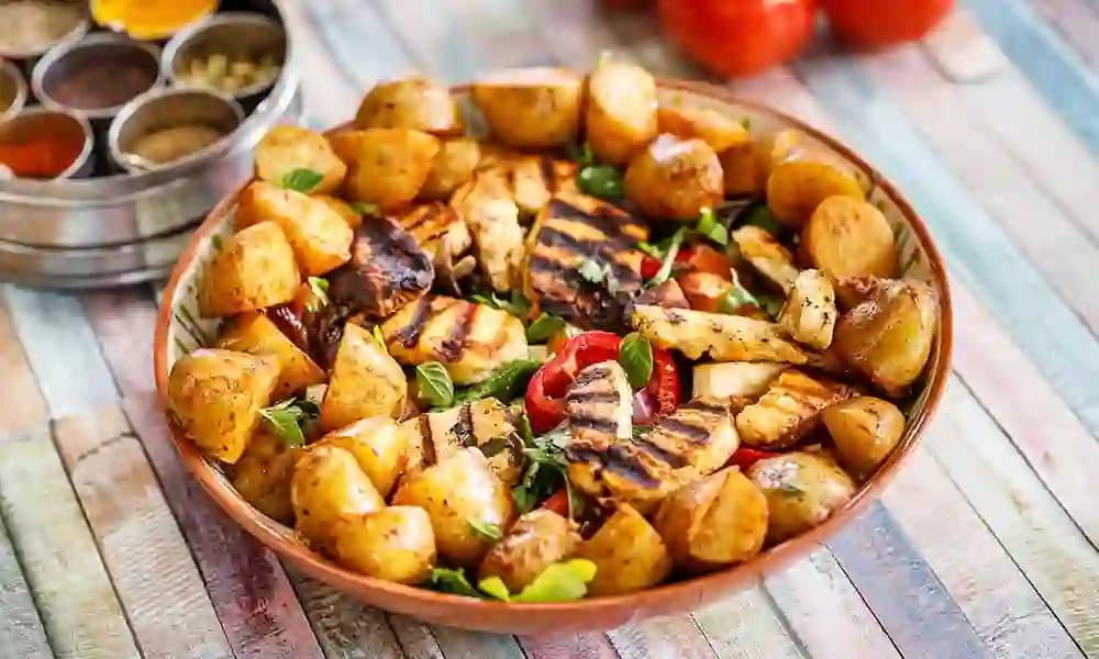 Mediterrán zöldségsaláta sült halloumi sajttal krumplival