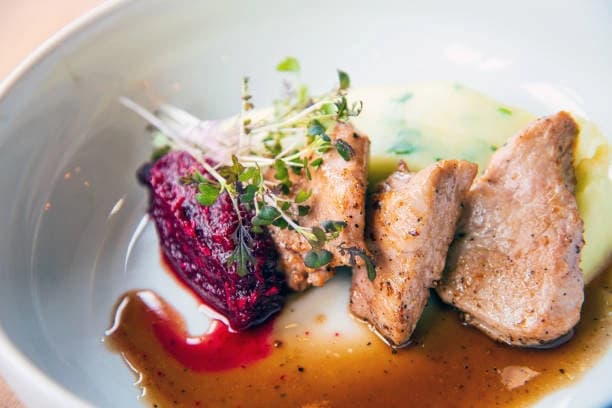 Kakukkfüves csirkemell, krumplipüré, cékla