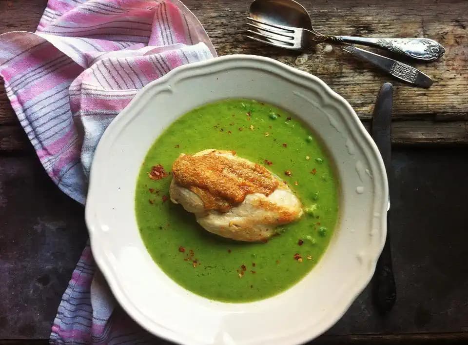 Gyömbéres-mentás zöldborsófőzelék csirkemellpörkölttel