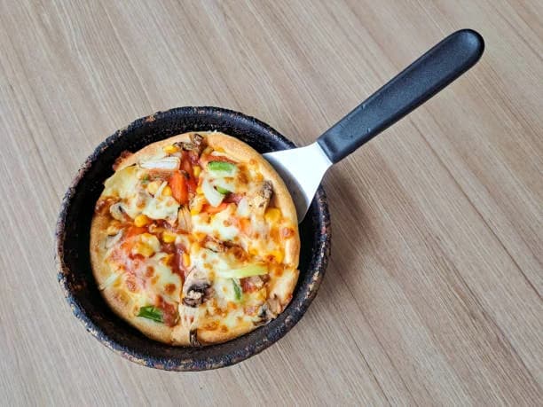 Serpenyős zabos pizza