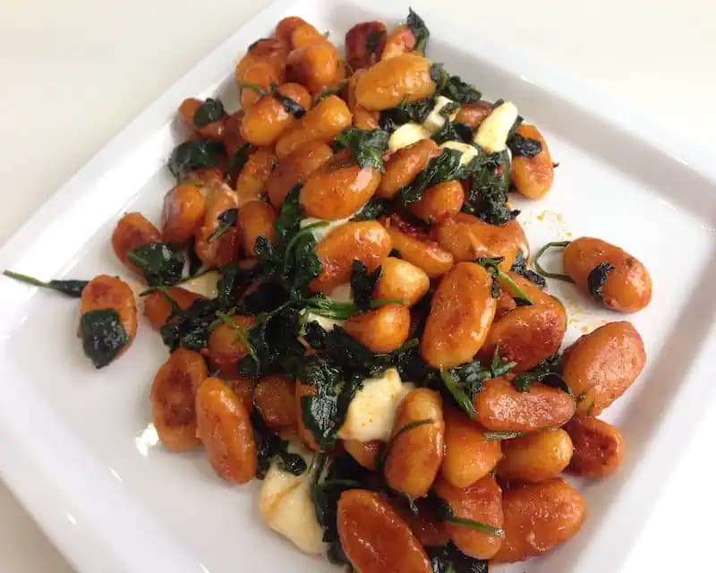 Pestós-spenótos gnocchi mozzarellával