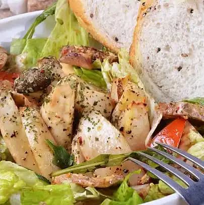 Szójás csirkehússaláta mézes-mustáros öntettel, kenyérfélével